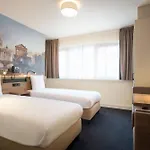 Teleport Hotel