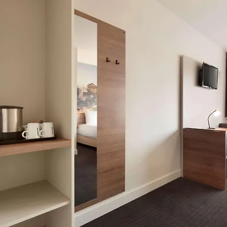 Teleport Hotel