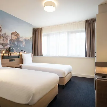 Teleport Hotel